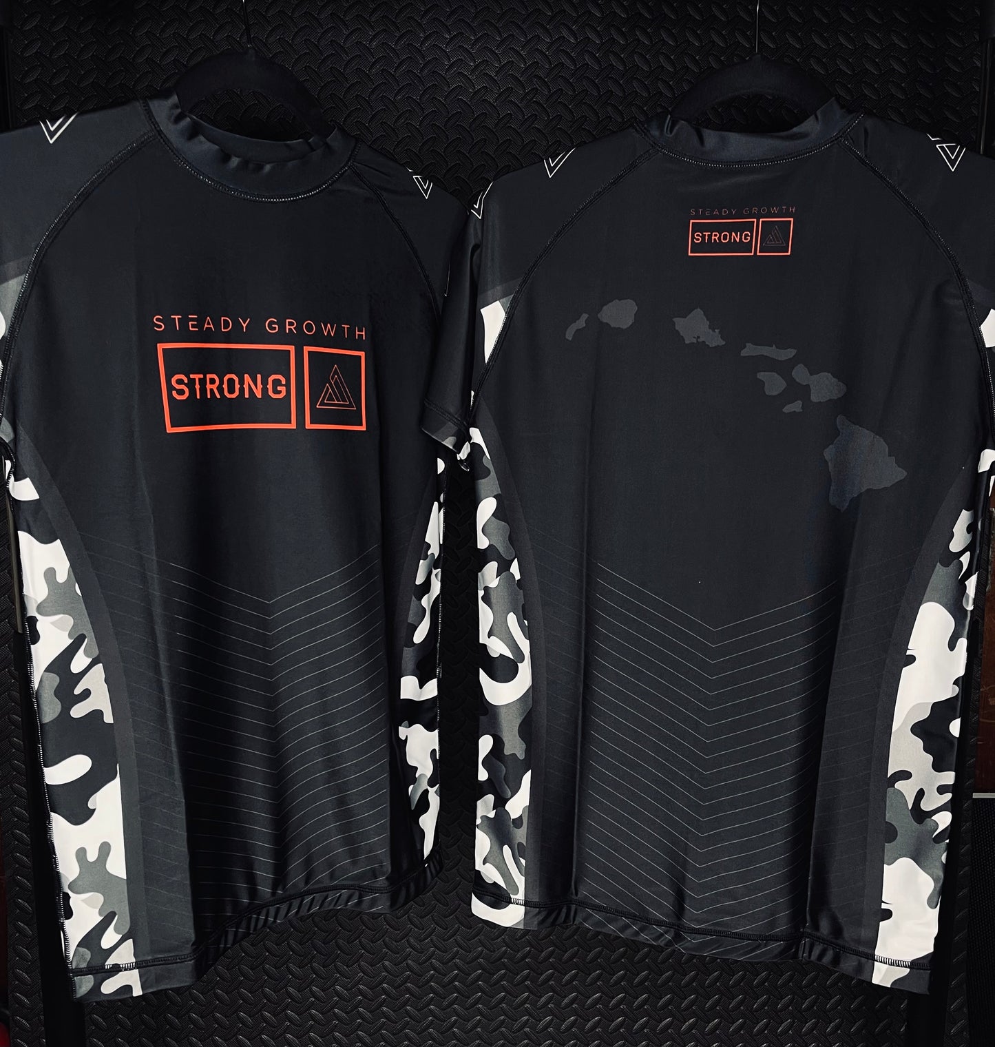 STEADY STRONG RASH GUARD